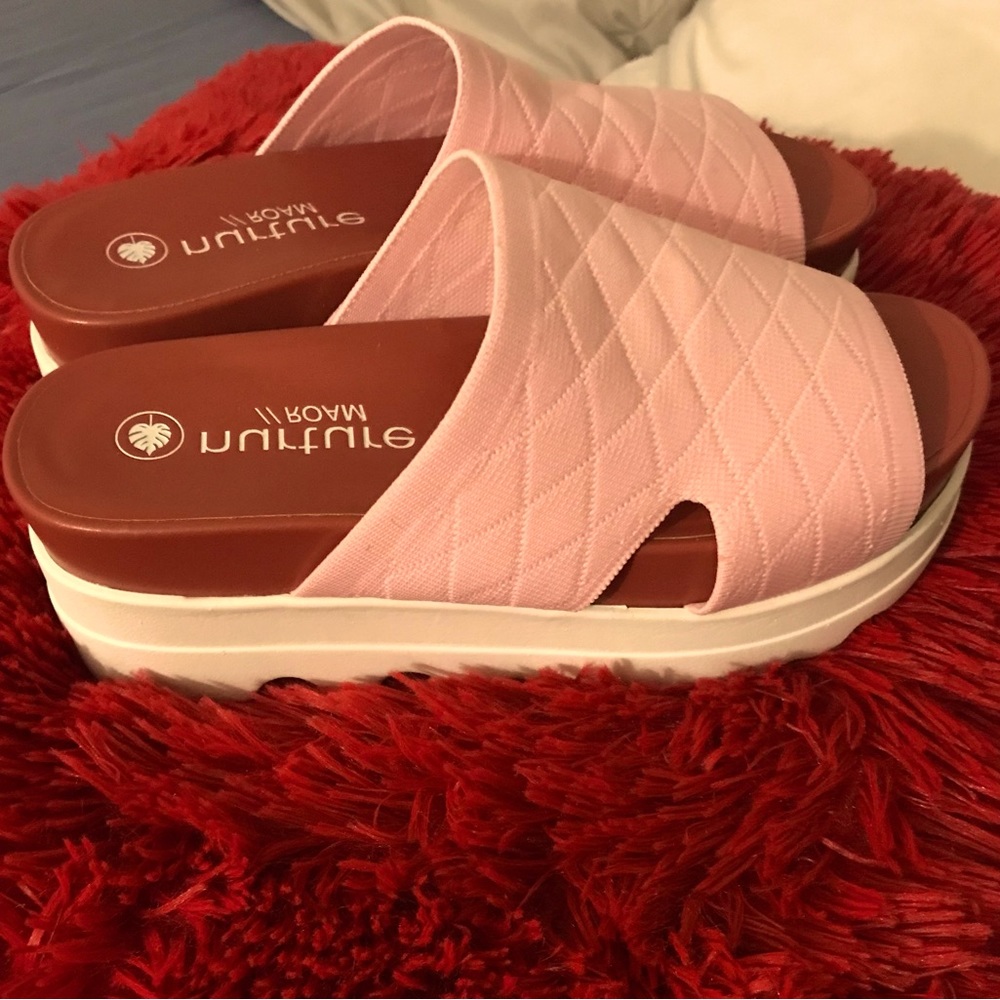 Nurture Roam Sandals, Brand New Size 7, strap is Pink Spandex